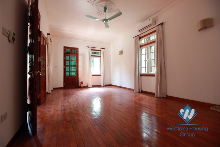 Unfurnished house with large courtyardfor rent in Tay Ho, Hanoi